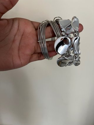 Pulseras plateadas diseño moderno