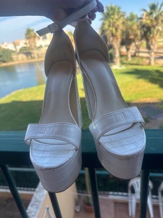 Zapatos de tacón blancos con plataforma