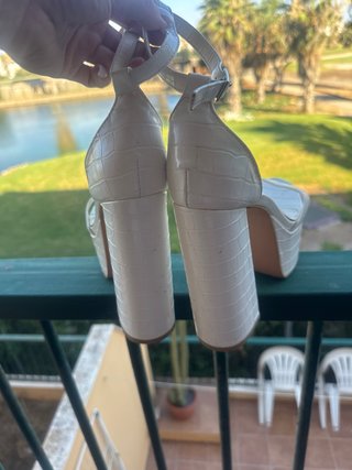 Zapatos de tacón blancos con plataforma