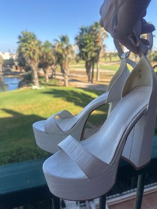 Zapatos de tacón blancos con plataforma