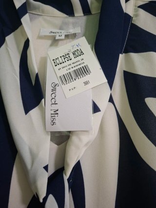 Vestido de verano, estampado blanco y azul marino.