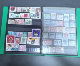 Álbum sellos de varios países (mas de 200 piezas)