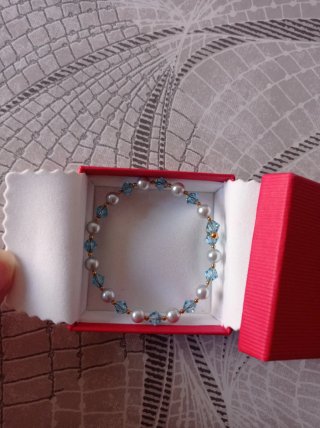 Bracciale perline bianche e cristalli azzurri