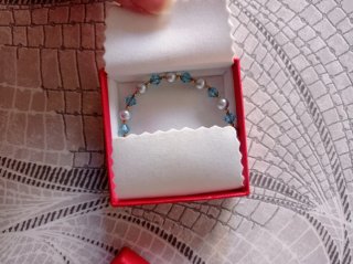 Bracciale perline bianche e cristalli azzurri