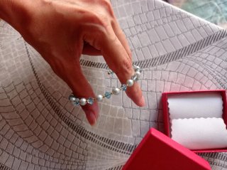 Bracciale perline bianche e cristalli azzurri