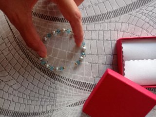 Bracciale perline bianche e cristalli azzurri
