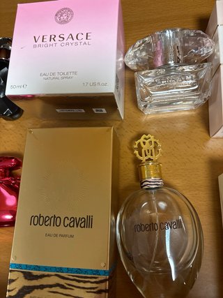 Colección de perfumes y cajas vacías