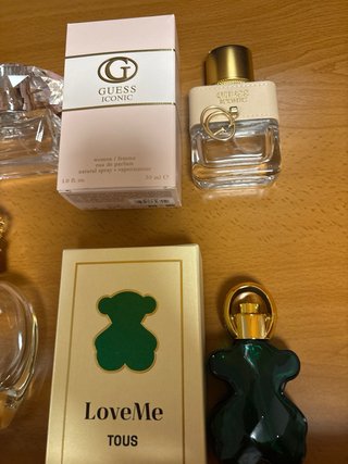 Colección de perfumes y cajas vacías
