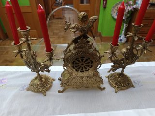 Reloj y candelabros dorados