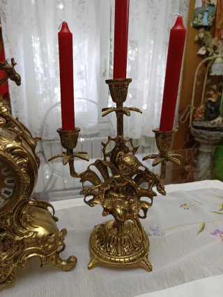 Reloj y candelabros dorados