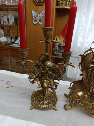 Reloj y candelabros dorados