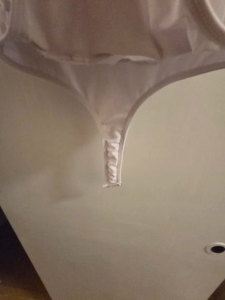 Blusa blanca cruzada con volantes
