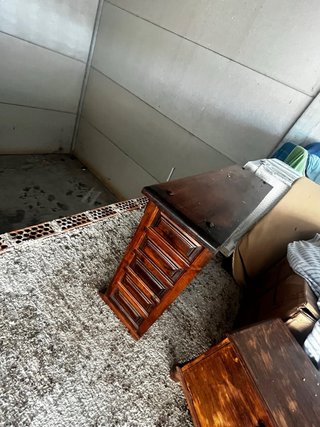 Taquillón de madera oscuro