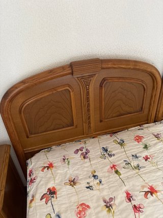 Cabeceros y mesillas de madera maciza