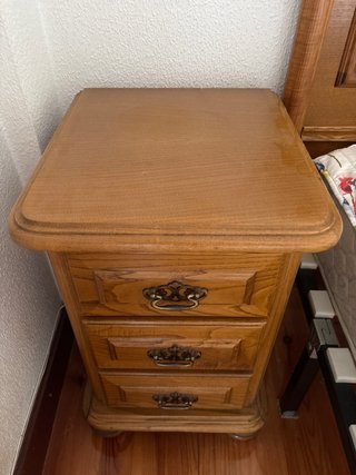 Cabeceros y mesillas de madera maciza