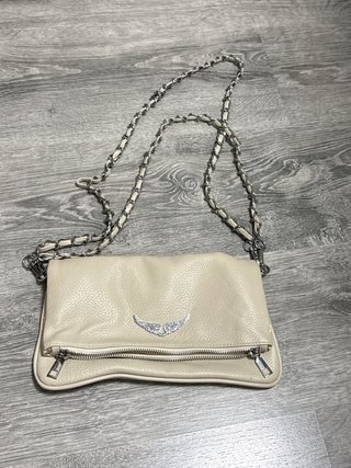Bolso Beige con Cadena Plateada