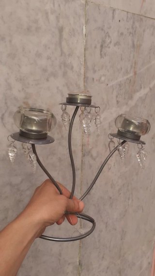 Candelabro de metal con adornos de cristal