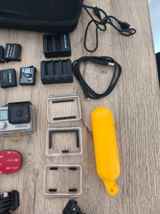 GoPro Hero 4 + Accesorios y Baterías