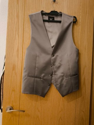 Tirantes , pañuelo ,corbata,chaleco,un solo uso