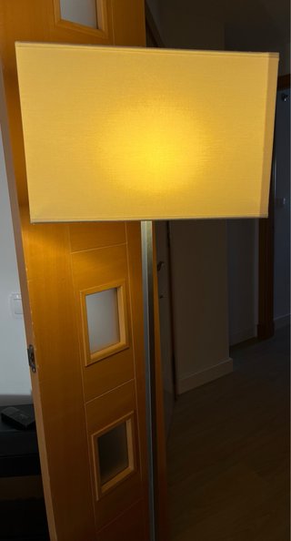 Lámpara de pie moderna beige y plateada