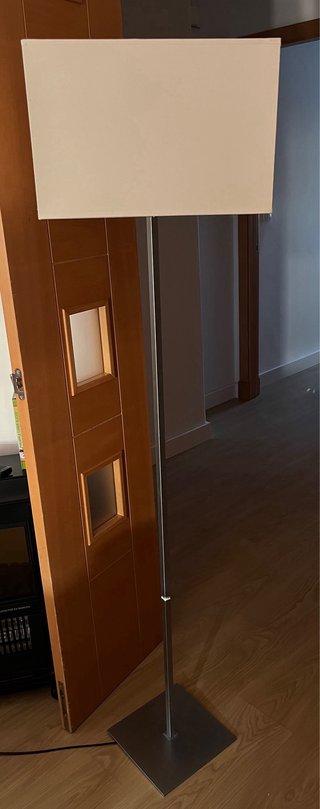 Lámpara de pie moderna beige y plateada
