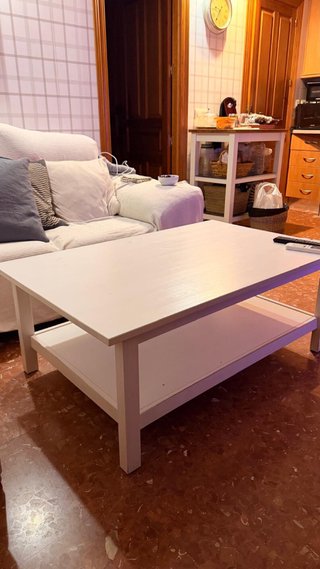 Mesa de centro blanca con estante