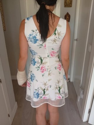 Vestido de ceremonia floral blanco. Nuevo.