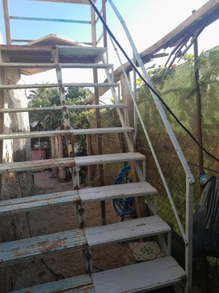 Escalera metálica azul