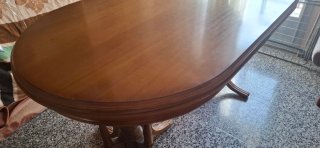 Mesa de comedor ovalada de madera y sillas