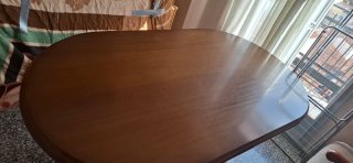 Mesa de comedor ovalada de madera y sillas