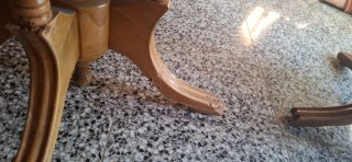 Mesa de comedor ovalada de madera y sillas