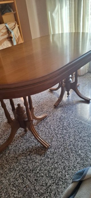 Mesa de comedor ovalada de madera y sillas