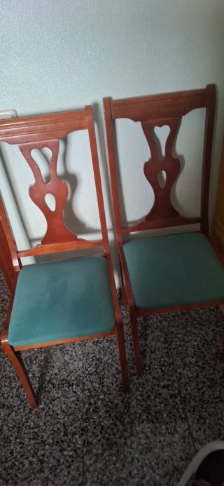 Mesa de comedor ovalada de madera y sillas