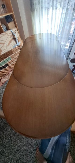 Mesa de comedor ovalada de madera y sillas