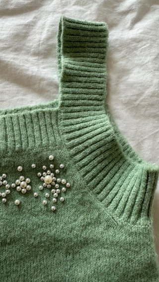 Top Zara verde con perlas