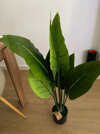 Planta artificial decorativa verde. Nueva. Mide 1m