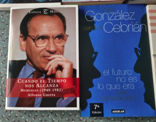 Libros sobre política y socialismo.