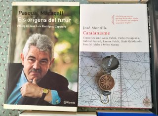 Libros sobre política y socialismo.