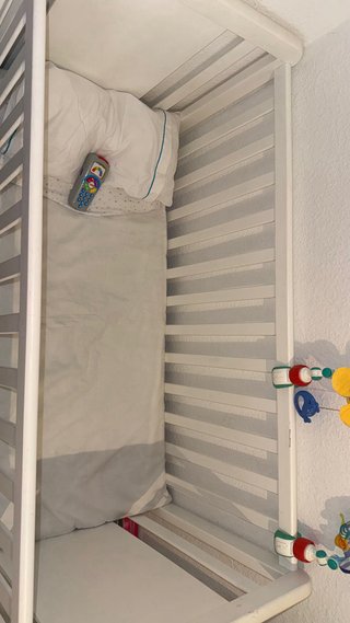 Cuna de bebé blanca con estrella