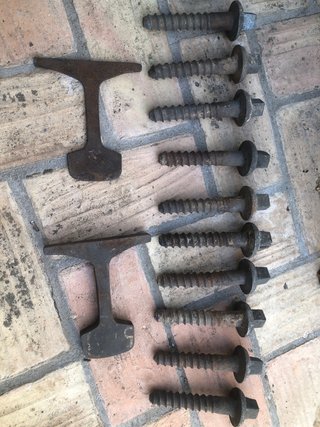 Tornillos y cuñas de vía de tren antiguas