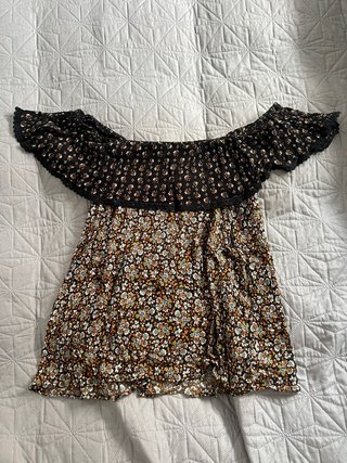 Vestido floral off-the-shoulder