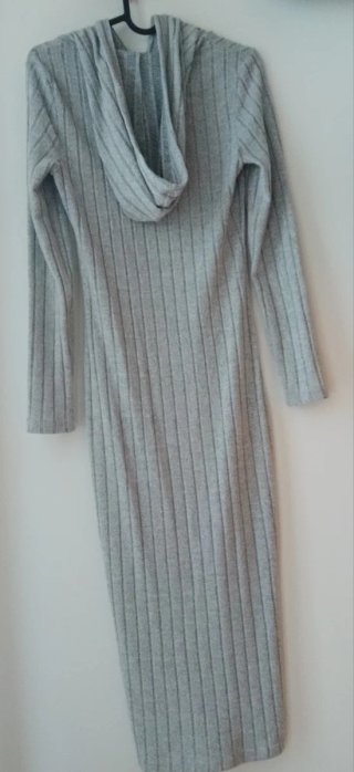 Vestido de malha com capuz cinza
