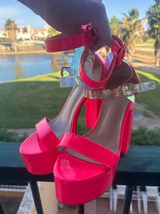 Sandalias de tacón alto rosa