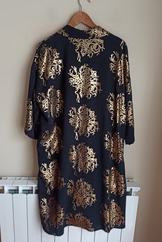 Vestido camisero negro y dorado