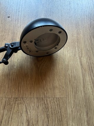 Lámpara de mesa negra tipo péndulo