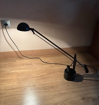 Lámpara de mesa negra tipo péndulo