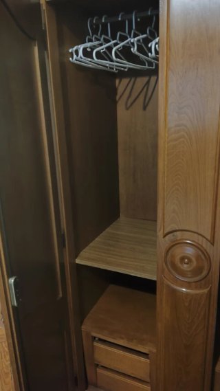 Armario de madera clásico