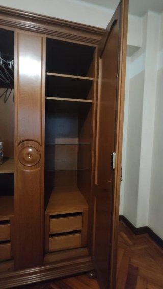 Armario de madera clásico
