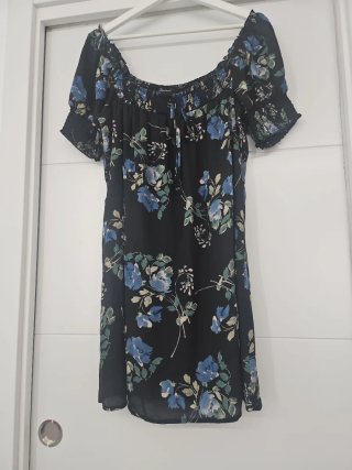 Vestido negro con flores azules