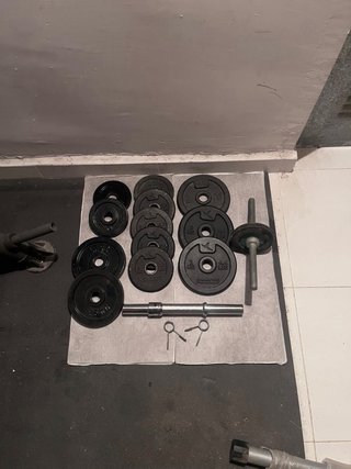 Banco de pesas con barra y discos